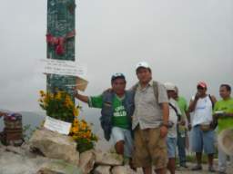 55-ENRIQUE CHAVEZ JARA  Y JUAN CARLOS ZELAYA AL PIE DE LA CRUZ DE FIERRO 066 B.jpg